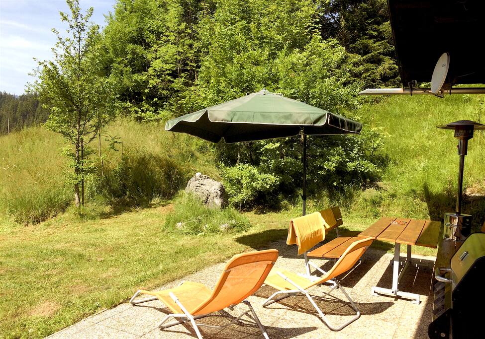 Grill- und Sonnenterrasse mit Liegemöbeln (erneuert), Essplatz, Gasgrill (erneuert), Feuerstelle & Heizpilz