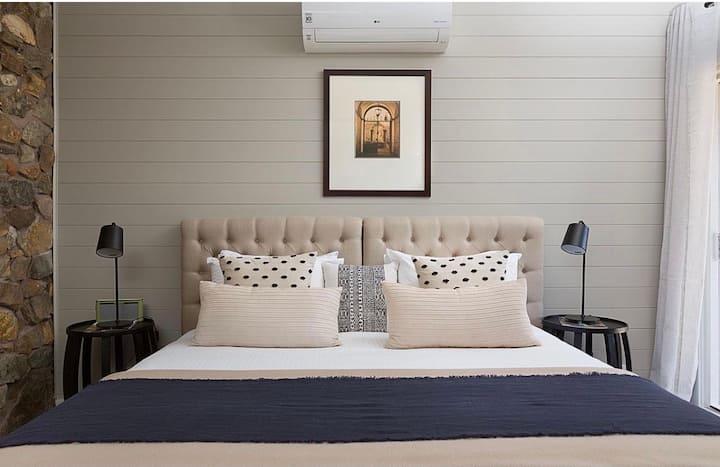 Guest suite bedroom 