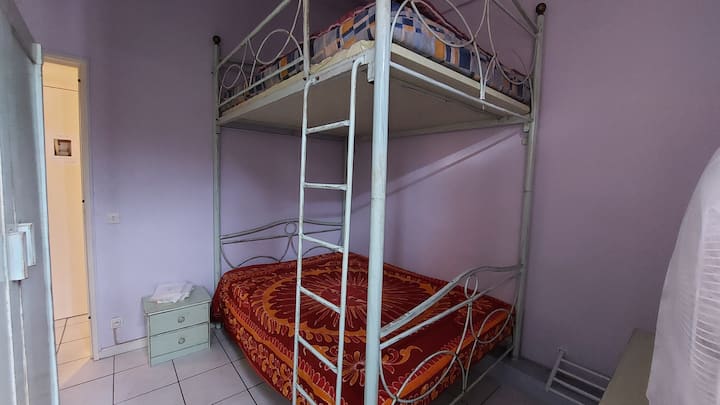 Spavaća soba s velikim bračnim krevetima na kat dimenzija 2 x 140 cm 