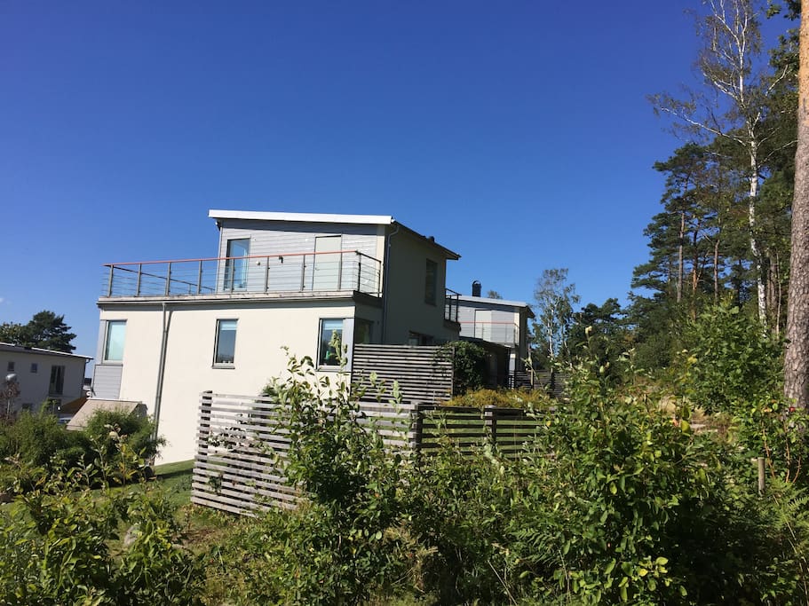 Huset från sidan. I förgrunden syns vårt odlingsområde där det finns rabarber, boysenbär, smultron, kryddor mm