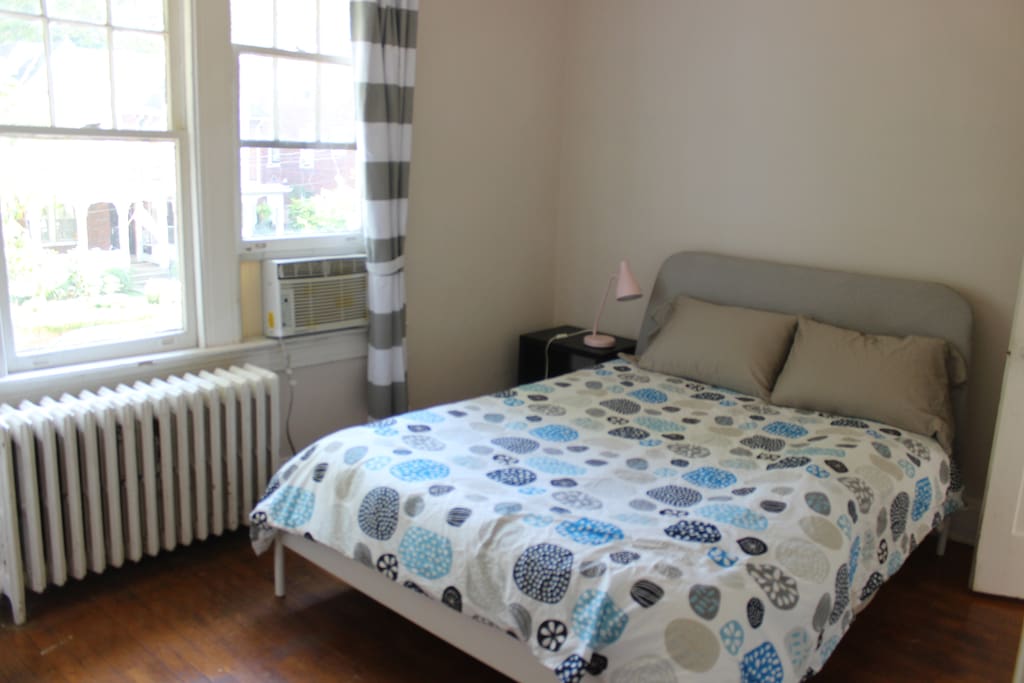 Master w/queen bed and half bath.
