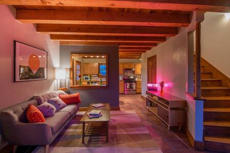 Groovy Mid-Century Style/Walk to Railyard & Plaza