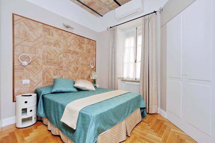 Penthouse + apartment at the Colosseum 10 people gallery image 4