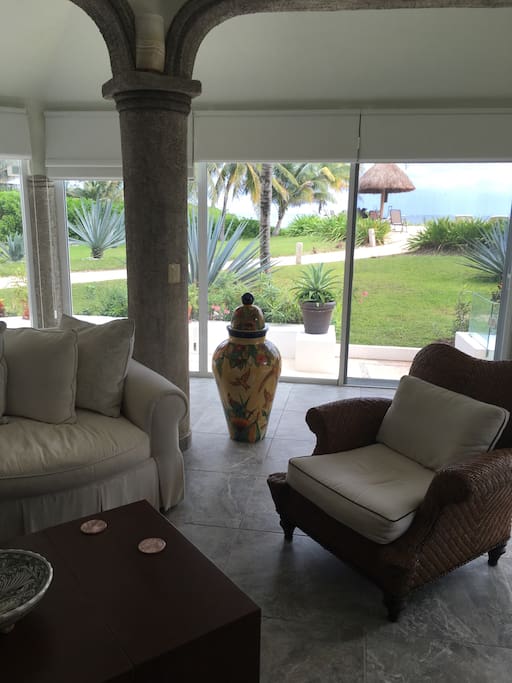 Living Room with sea view and right in front of the infinity pool