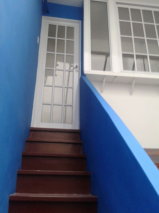 Se accede desde un patio cerrado de la casa a la Habitación con Baño y cocineta