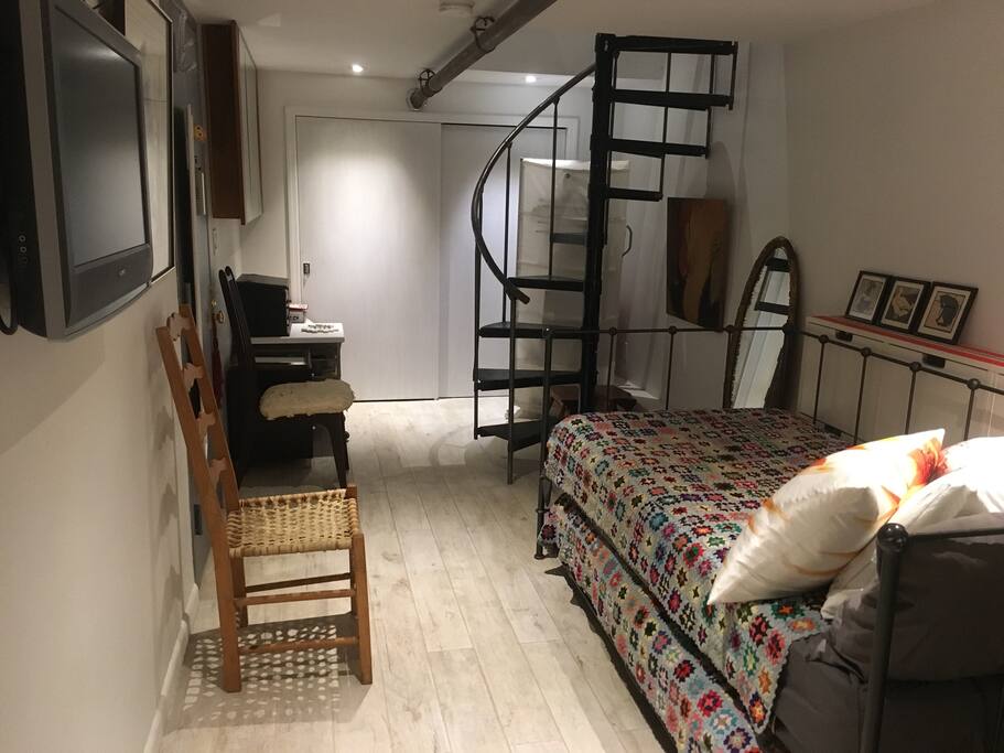 Duplex Guest Suite: clean, quiet, comfortable, wonderful location...for two!