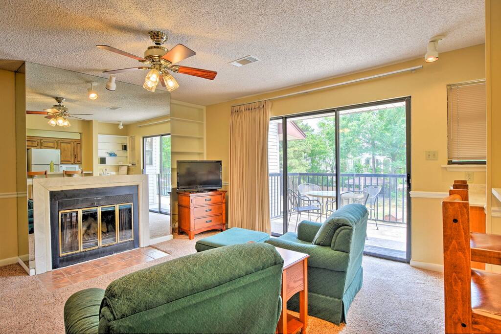 Emerald Isle Resort amenities include a pool, hot tub, & boat launch.