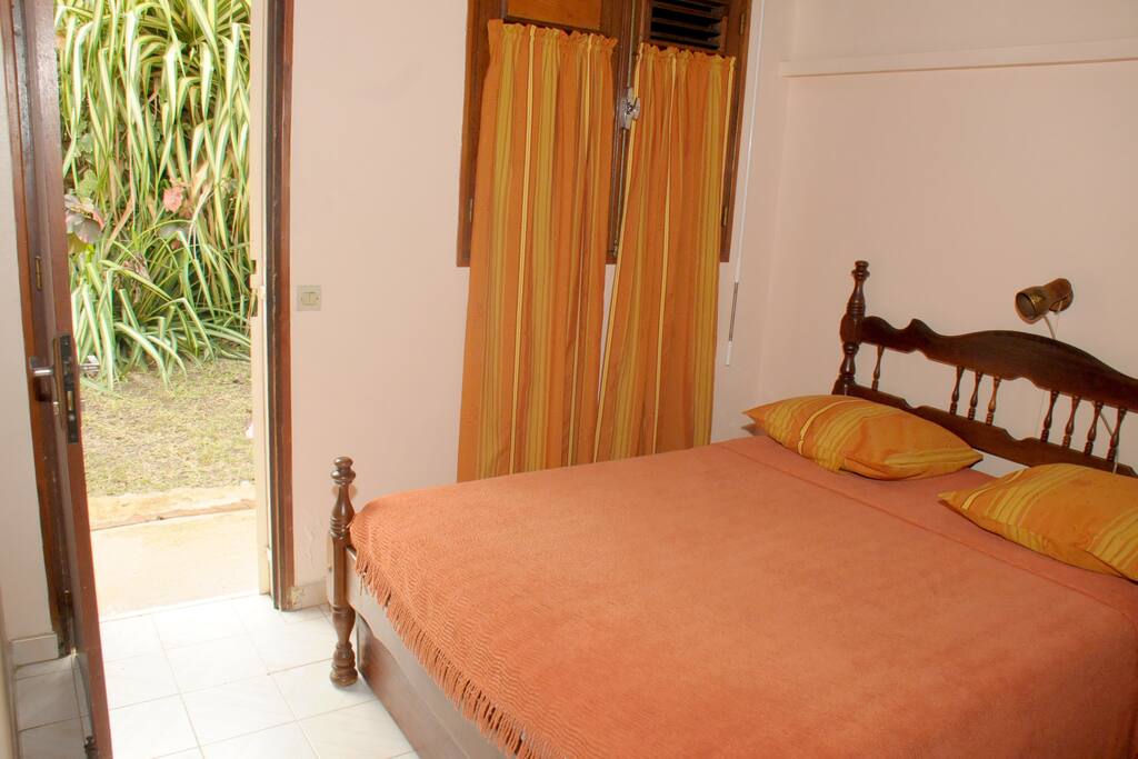 Vue de la chambre coté jardin à l'arrière
de la résidence