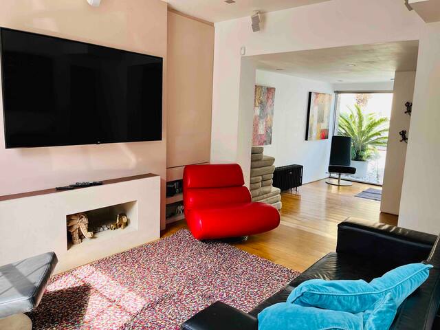 Relax in Tropical Garden in an Architecturally Designed House in the South Bank gallery image 3