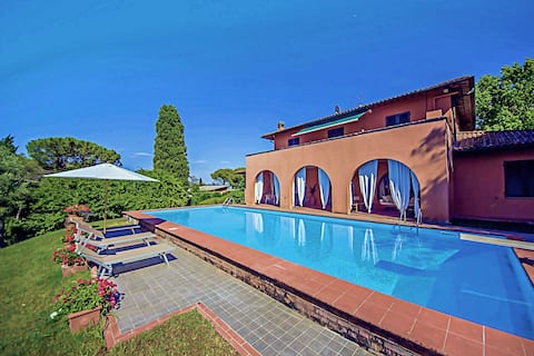Relax and style in Tuscany by the pool