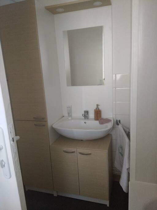 Salle de bain avec baignoire