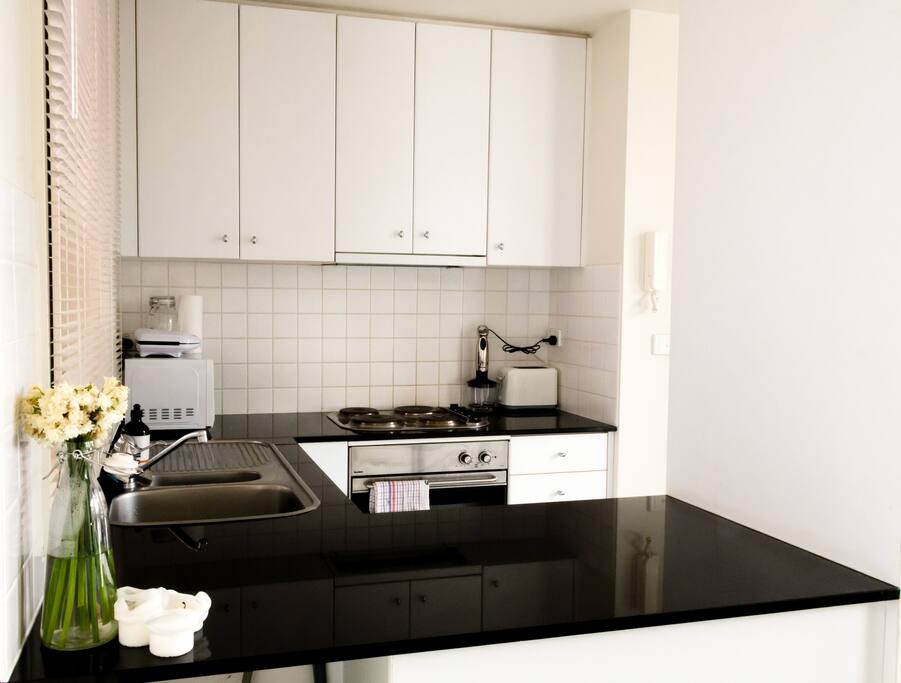 Completely equipped kitchen with lots of space to cook. Everything is provided! Toaster, sandwich maker, multiprocessor!