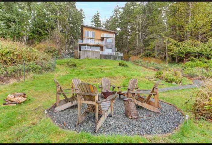 Oceanfront 4 BR Cabin with Hot Tub gallery image 2