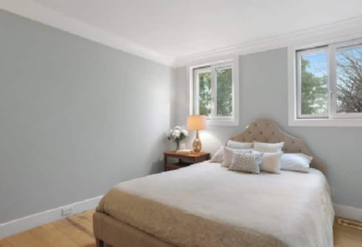 druhá spálňa na prízemí má manželskú posteľ, novú bielu posteľnú bielizeň a páperovú prikrývku. V tejto spálni sú dve skrine.