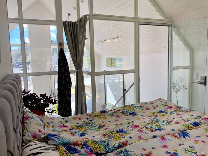 חדר שינה 1 מציע משהו יוצא דופן. נוף יפה. יש וילונות עבים אבל הם לא עד התקרה, אז אל תהיו כהים לגמרי.