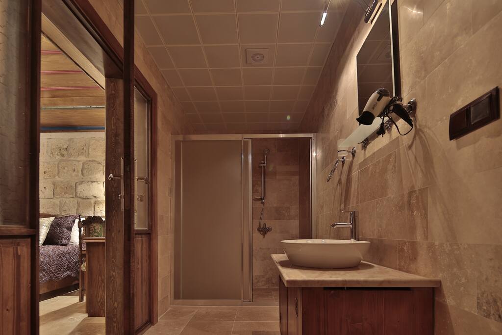 RM#418 DELUXE STONE DOUBLE ROOM BATHROOM IN COURTYARD