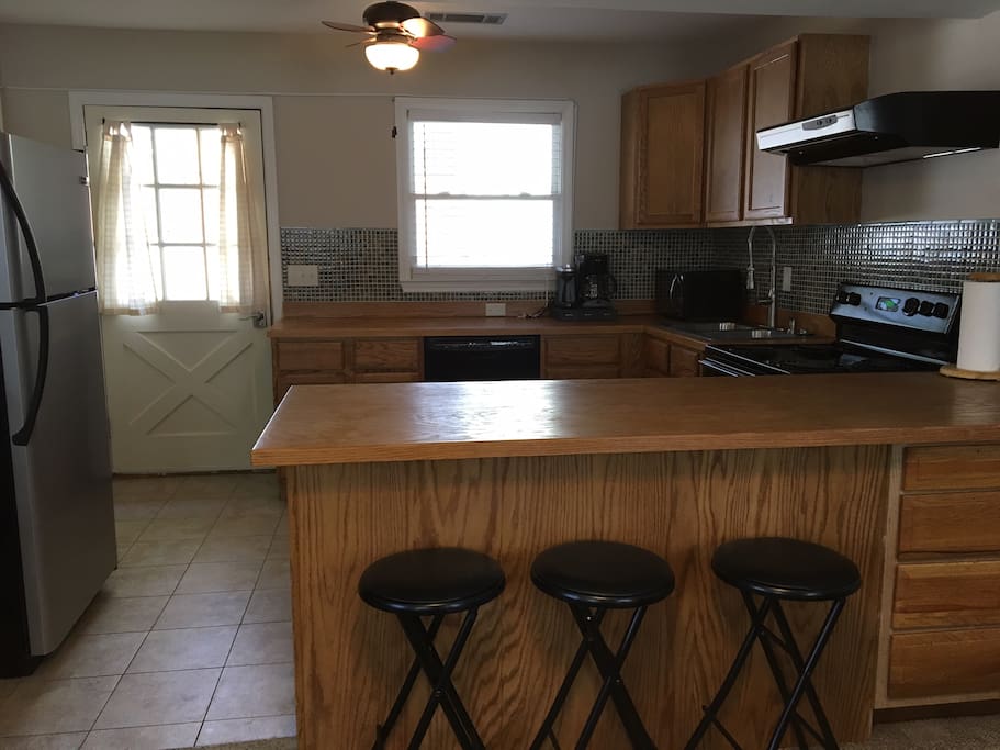 Full kitchen, counter with bar stools