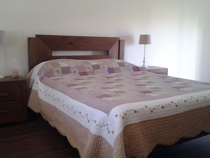 Amplio dormitorio en la planta baja, con cuarto de baño y WC contiguos.