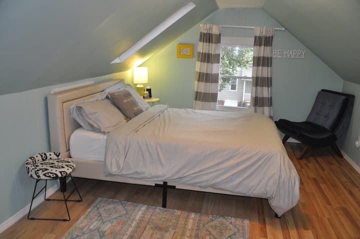 3つの広々としたベッドルーム。スカイライトとバスルーム付きのマスターベッドルームです。