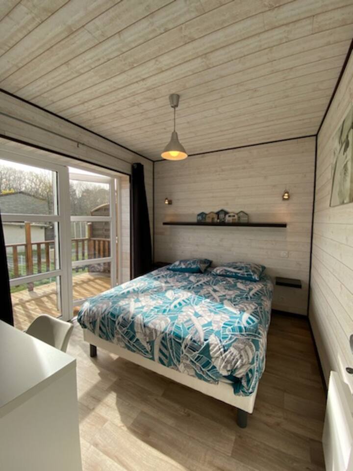 غرفة النوم 1: سرير 160 * 200 سم ، مكتب وتلفزيون