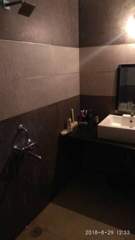 HELLO HOMZ ( PREMIUM ROOM AT RADIO COLONY )