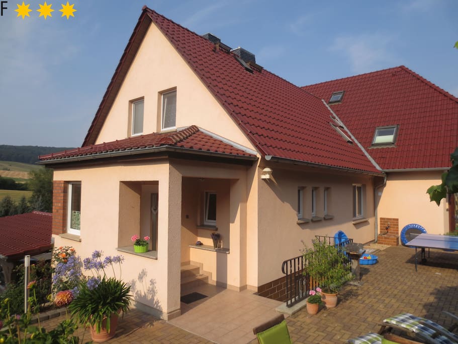 Haus mit Terrasse und Aussicht ins Tal