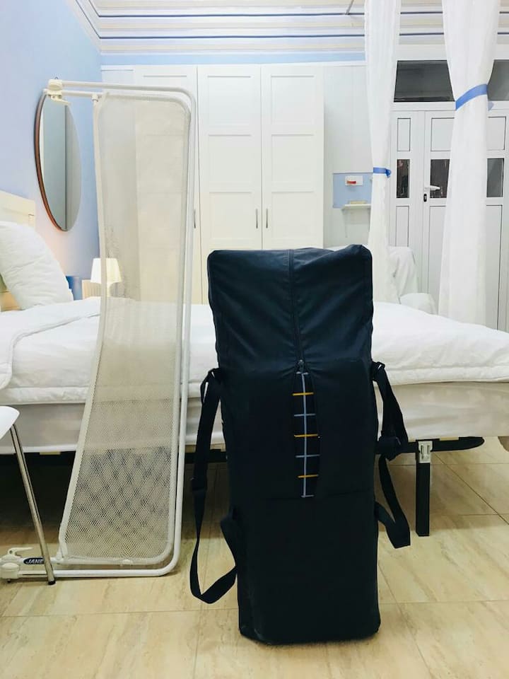 Cuna infantil y barandilla de protección de la cama para niños.