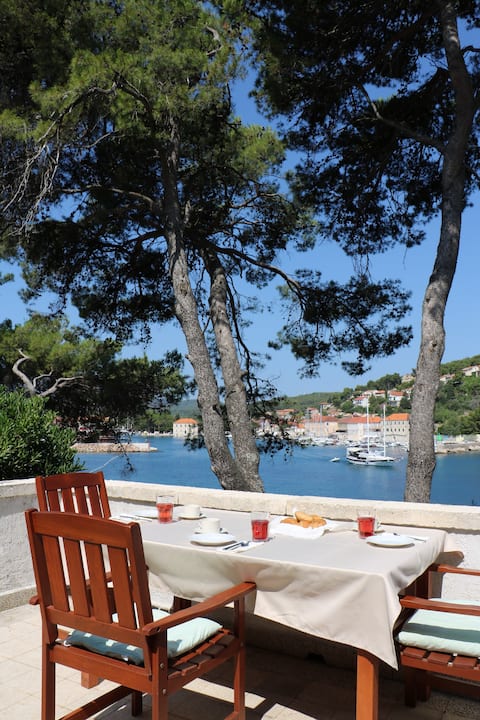 Seaside apartment with a charming view