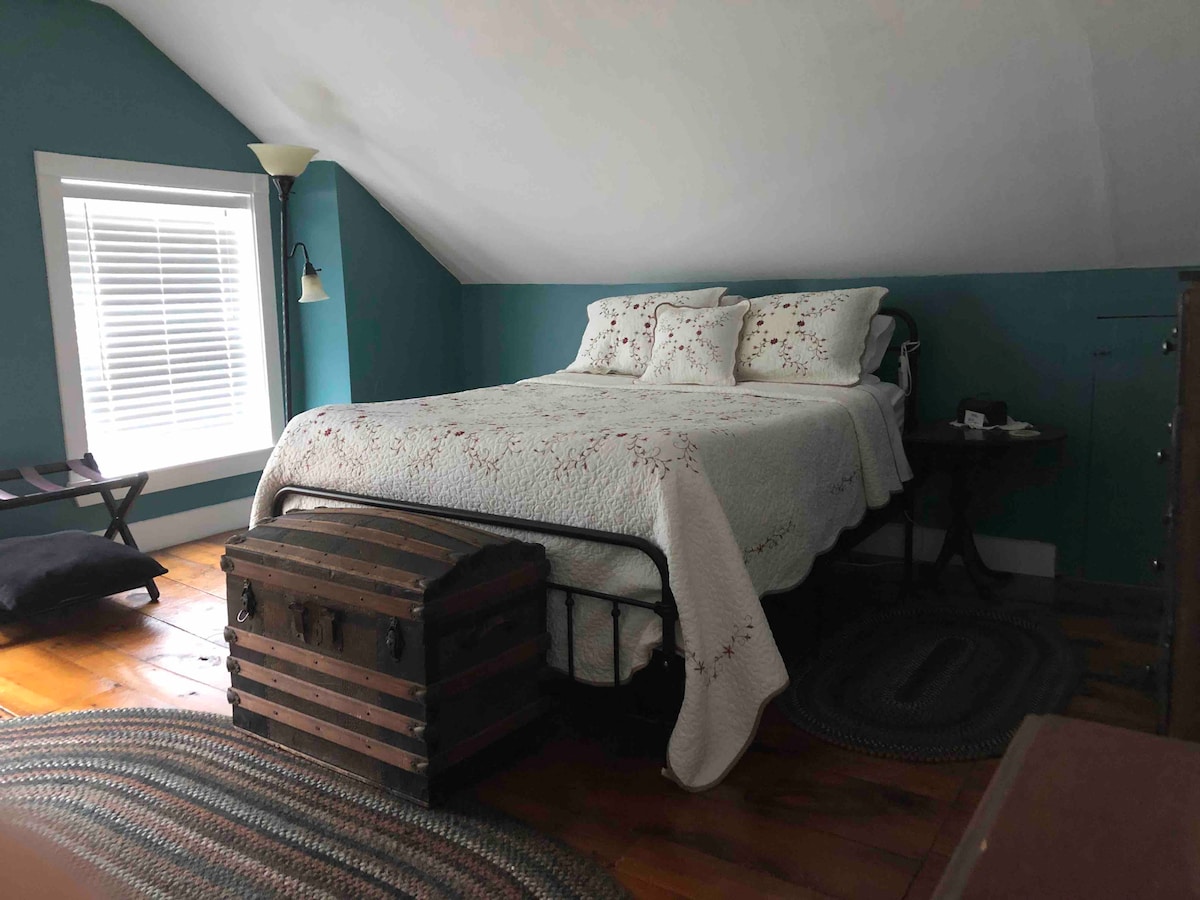 Spálňa na 3. poschodí, menšia manželská posteľ