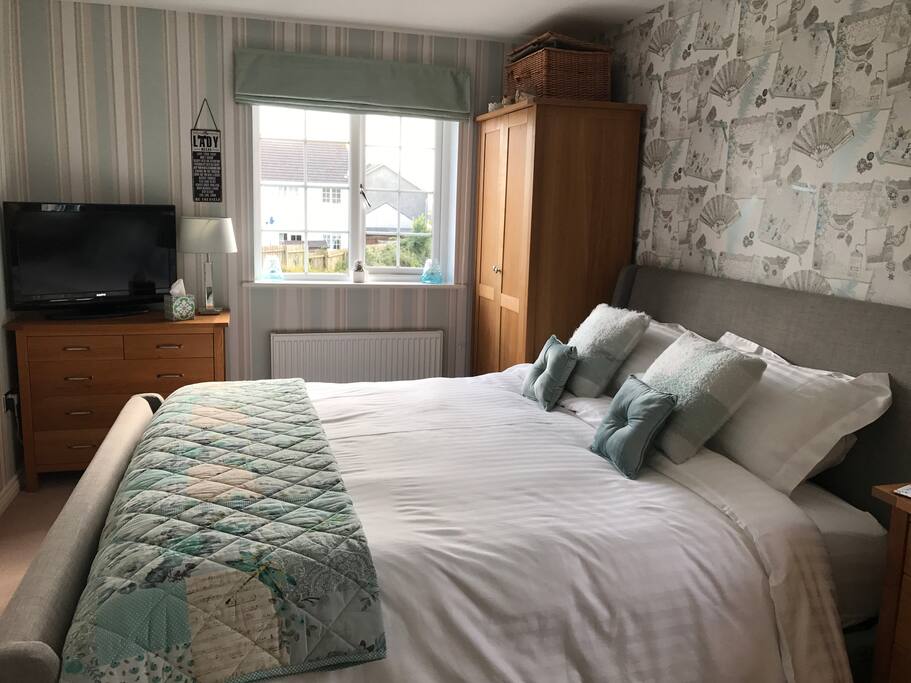 Brand new superking bed with luxury Hypnos mattress