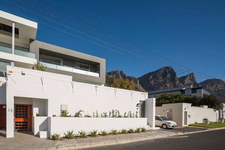 Casa Papi, Bright, Modern Retreat in Camps Bay gallery image 4