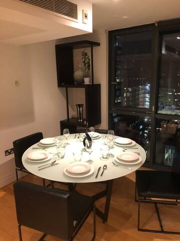 Modern 3-Bedroom Flat with Canal Views-Paddington