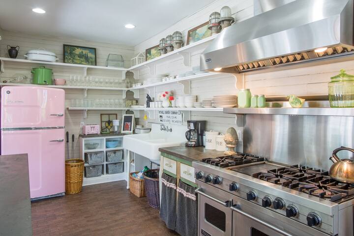 Perfect girl, guys On the water Close to downtown! gallery image 5