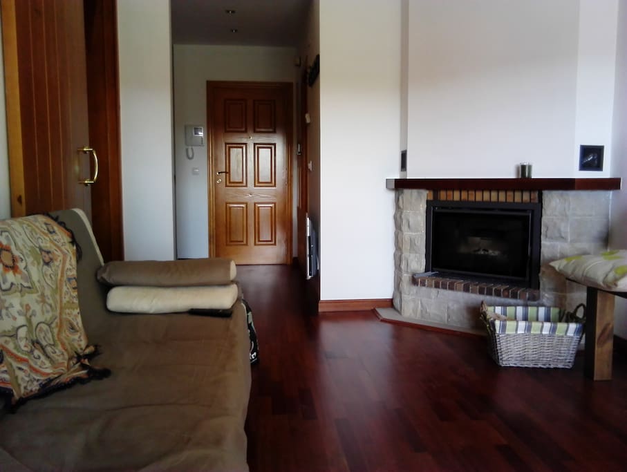 Amplio Salón con televisión, chimenea y sofá cama.