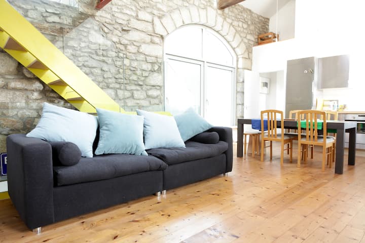 Sebule na kitanda cha sofa mbili. 