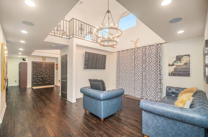 2nd TV room/conversation area