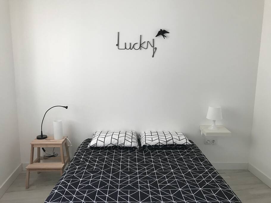 La habitación con cama doble con ventana al patio/jardin.