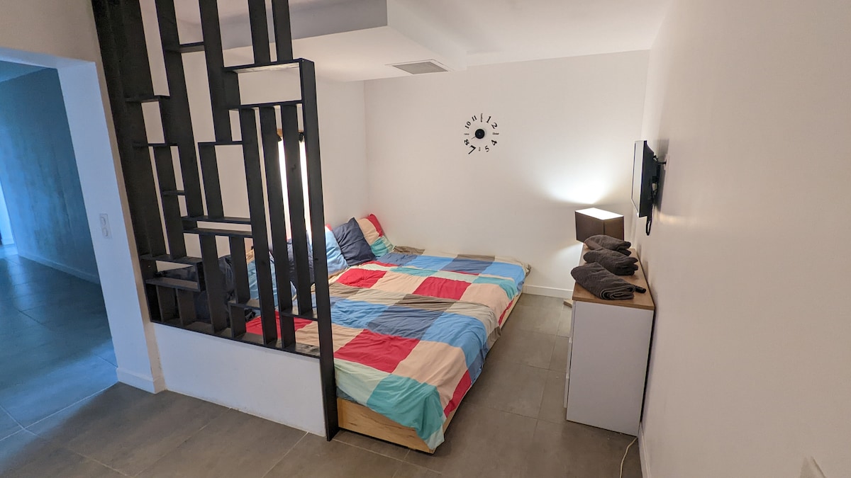 Tiener/kinderslaapzaal met smart-tv, geschikt voor 3 bedden 90 x 200