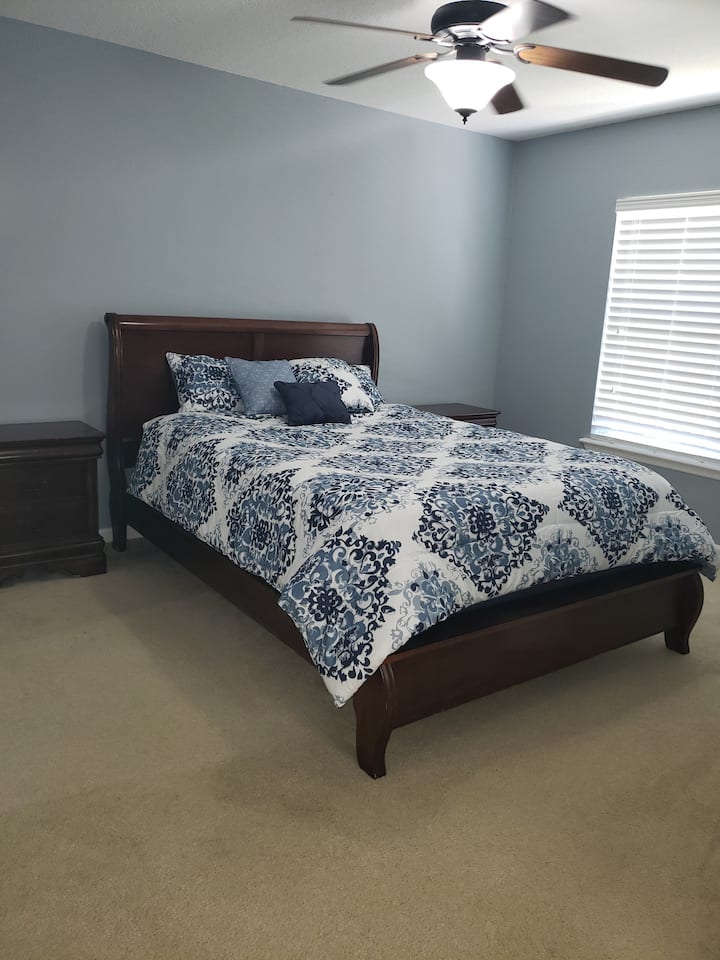 ห้องนอนใหญ่พร้อมเตียงควีนไซส์หันหน้าไปทางด้านหลังบ้าน