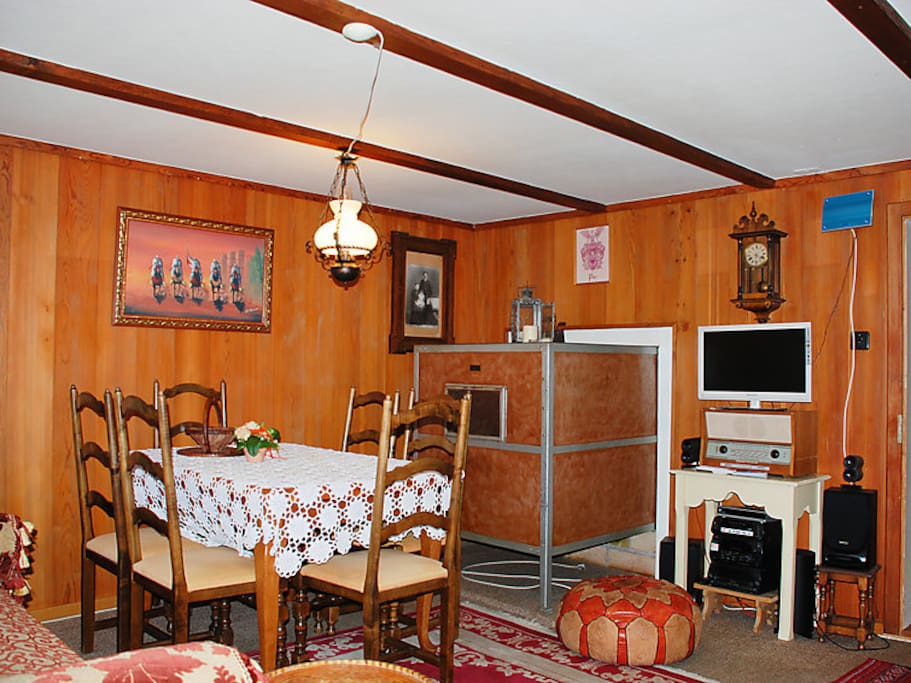 Leaving room with dinning table (TV is changed with a 40")