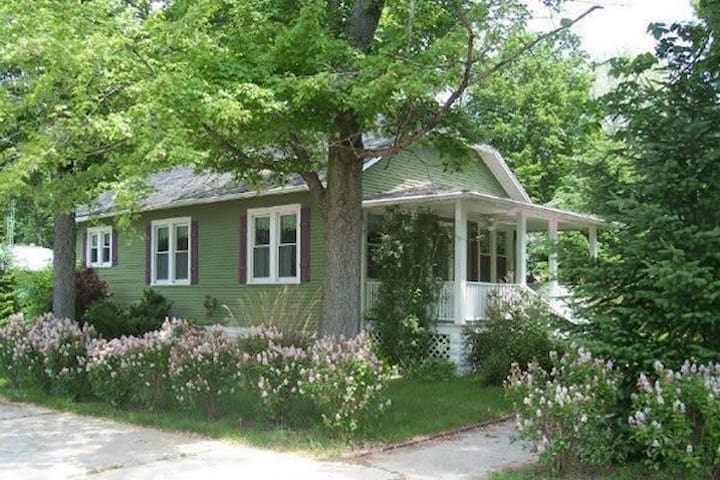 Storybook Cottage New Buffalo Mi Bungalows For Rent In New Buffalo