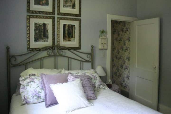 Druhá pekná posteľ BR s ďalšou rovnako pohodlnou manželskou posteľou veľkosti Queen.