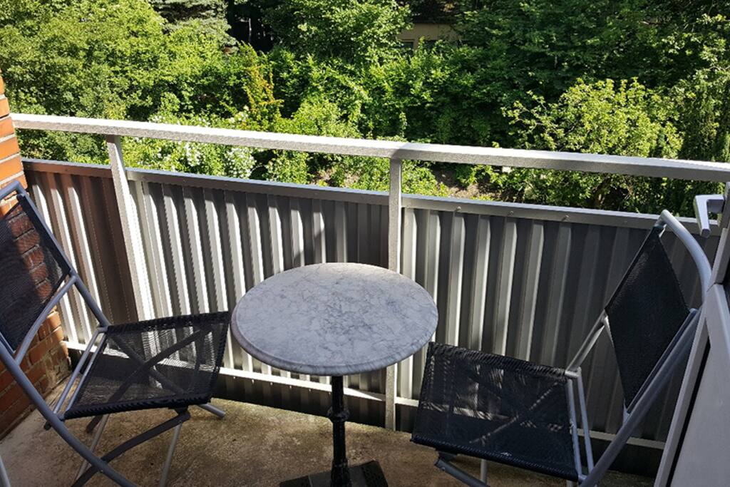 Balkon zum Garten. Frühstück bei Sonnenschein.