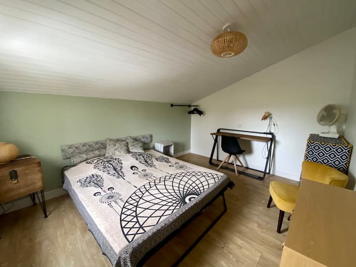 Спална соба со работен простор (биро)