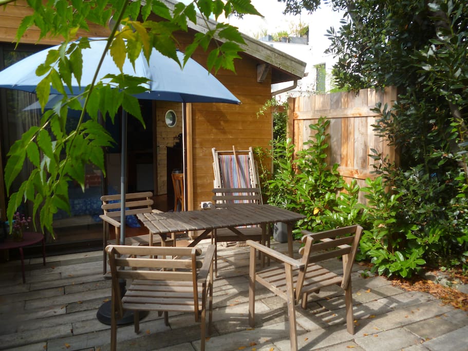 Terrasse privée et intime : barbecue, salon de jardin