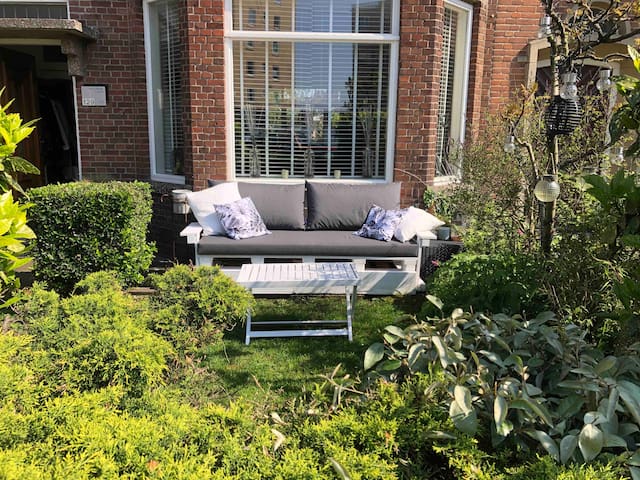 Beautiful familiy house with garden and seaview!