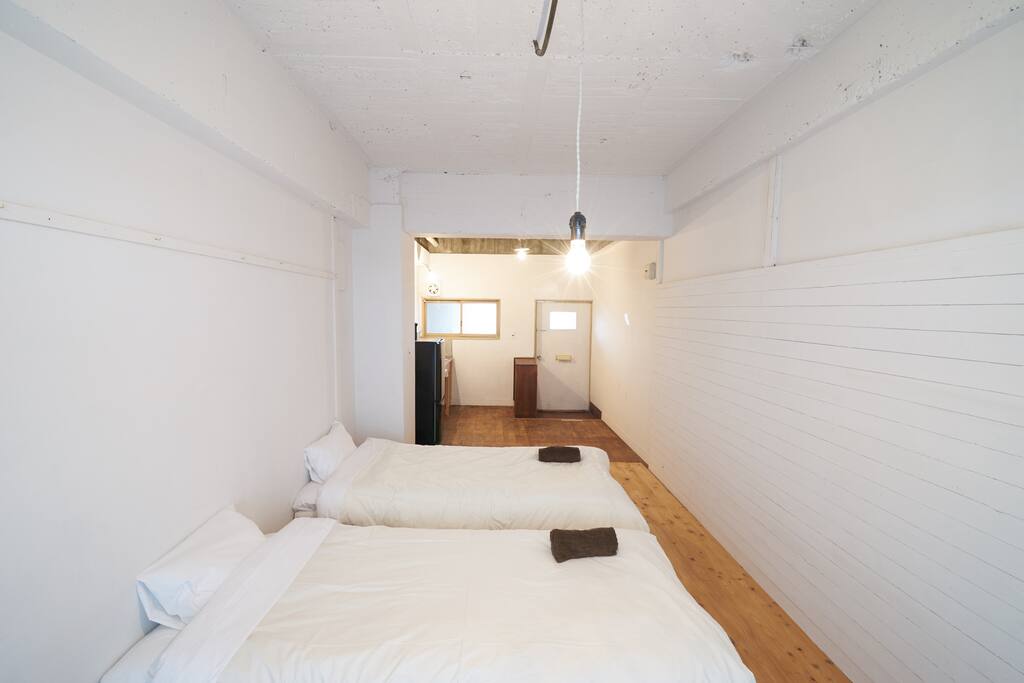 Free wifi, washbasin, refrigerator,air conditioning, heating, complete.