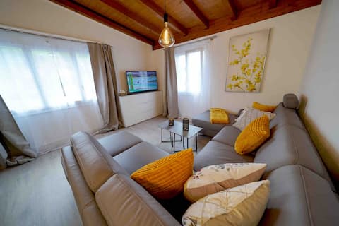 "Ginas," home between the lake and mountains