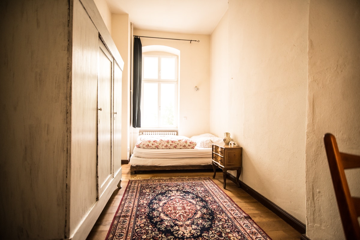 第二间卧室，配有大窗户、书桌、衣柜。有两张床，一张140x200的床和一张带90x200的阁楼床。