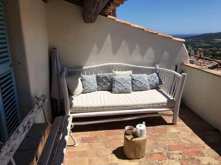 Grande terrasse dans les toits de Ramatuelle avec vue mer